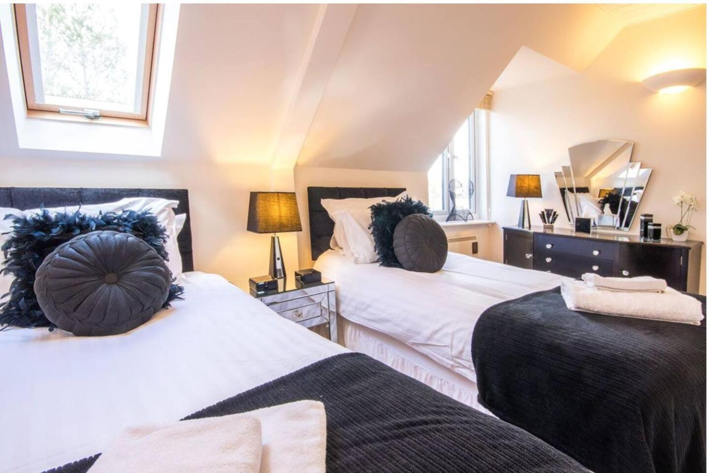 Luxury Kingfisher Lodge, Isis Lake, Within The Cotswold Waterpark Cirencester Ngoại thất bức ảnh